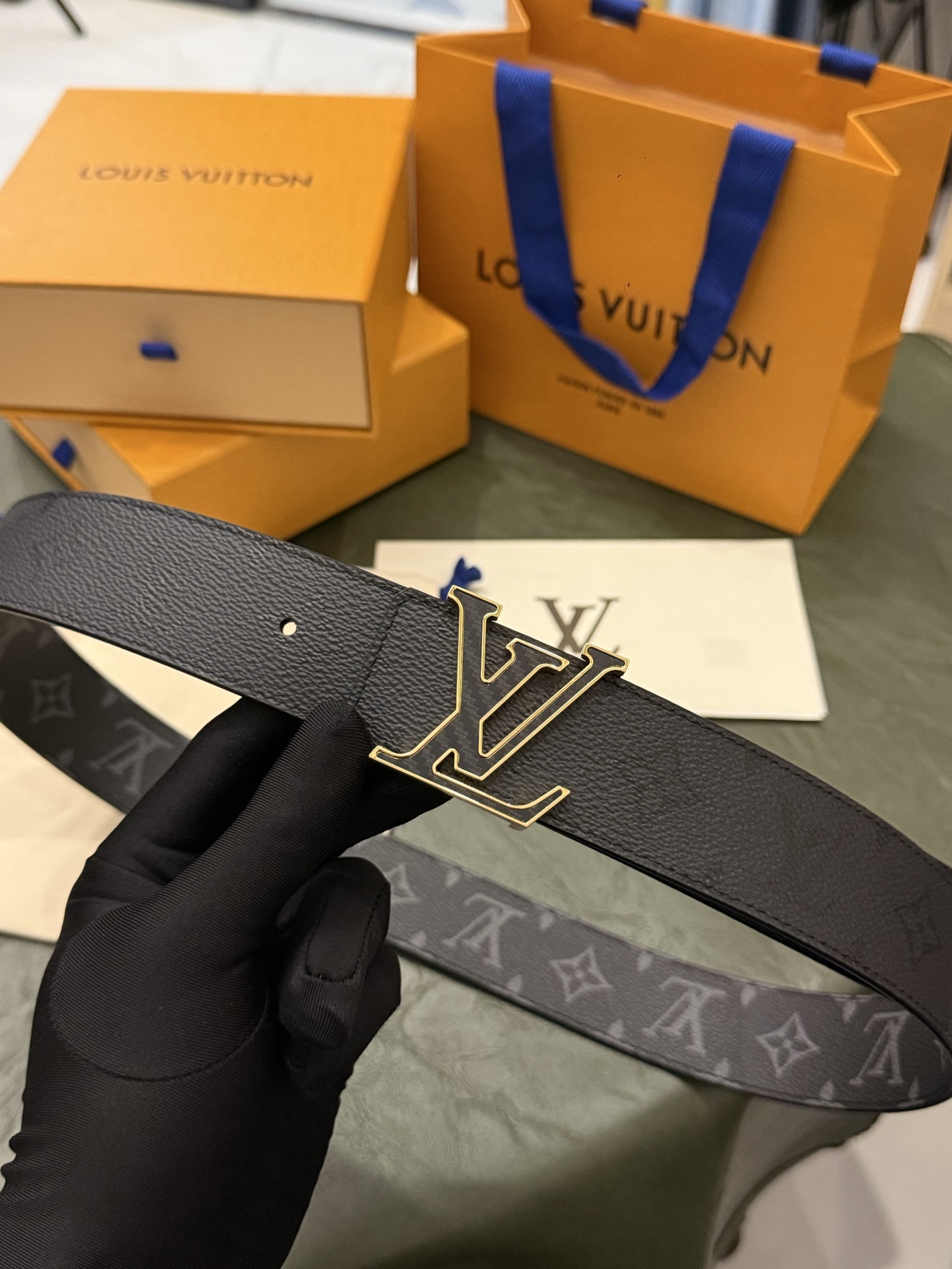 本款 LV Initiales Monogram Midnight 40 毫米双面腰带精妙演绎品牌标识。双面帆布分别晕染