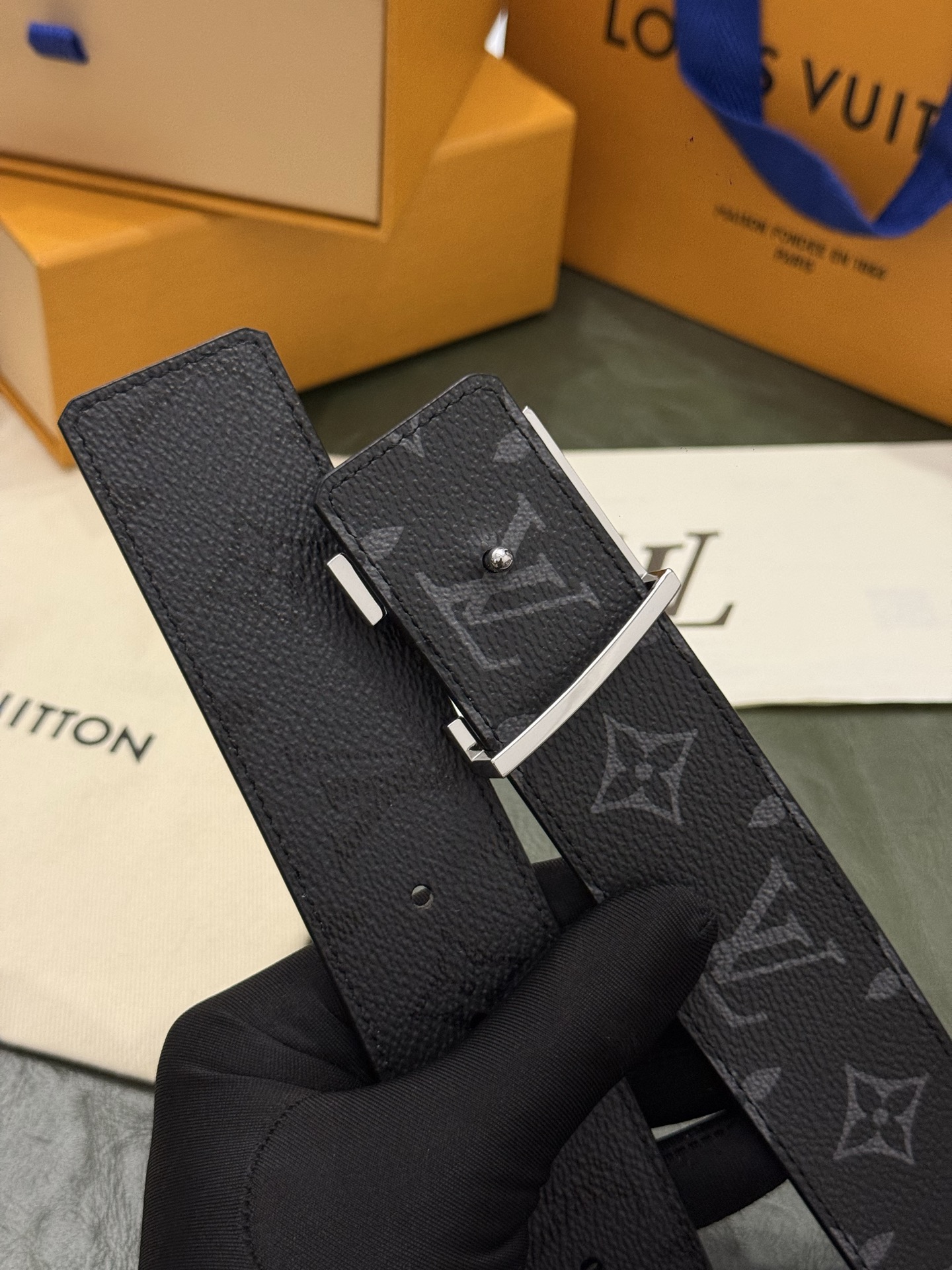 本款 LV Initiales Monogram Midnight 40 毫米双面腰带精妙演绎品牌标识。双面帆布分别晕染