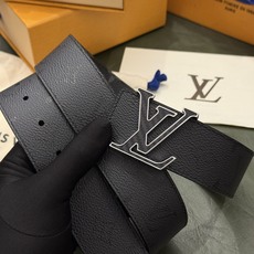 本款 LV Initiales Monogram Midnight 40 毫米双面腰带精妙演绎品牌标识。双面帆布分别晕染 本款 LV Initiales Monogram Midnight 40 毫米双面腰带精妙演绎品牌标识。双面帆布分别晕染