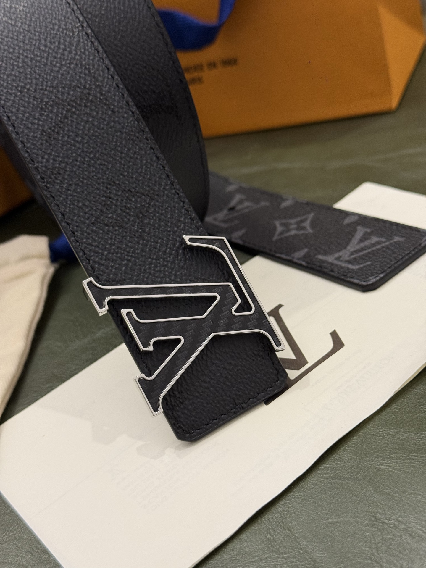 本款 LV Initiales Monogram Midnight 40 毫米双面腰带精妙演绎品牌标识。双面帆布分别晕染