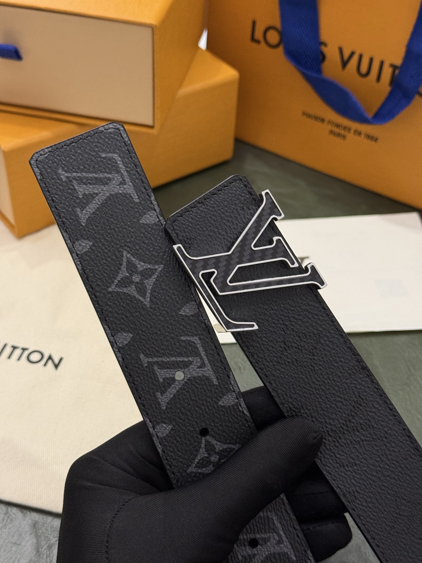 本款 LV Initiales Monogram Midnight 40 毫米双面腰带精妙演绎品牌标识。双面帆布分别晕染
