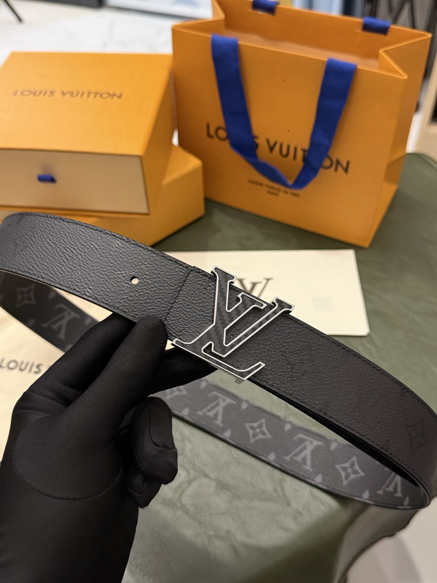 本款 LV Initiales Monogram Midnight 40 毫米双面腰带精妙演绎品牌标识。双面帆布分别晕染