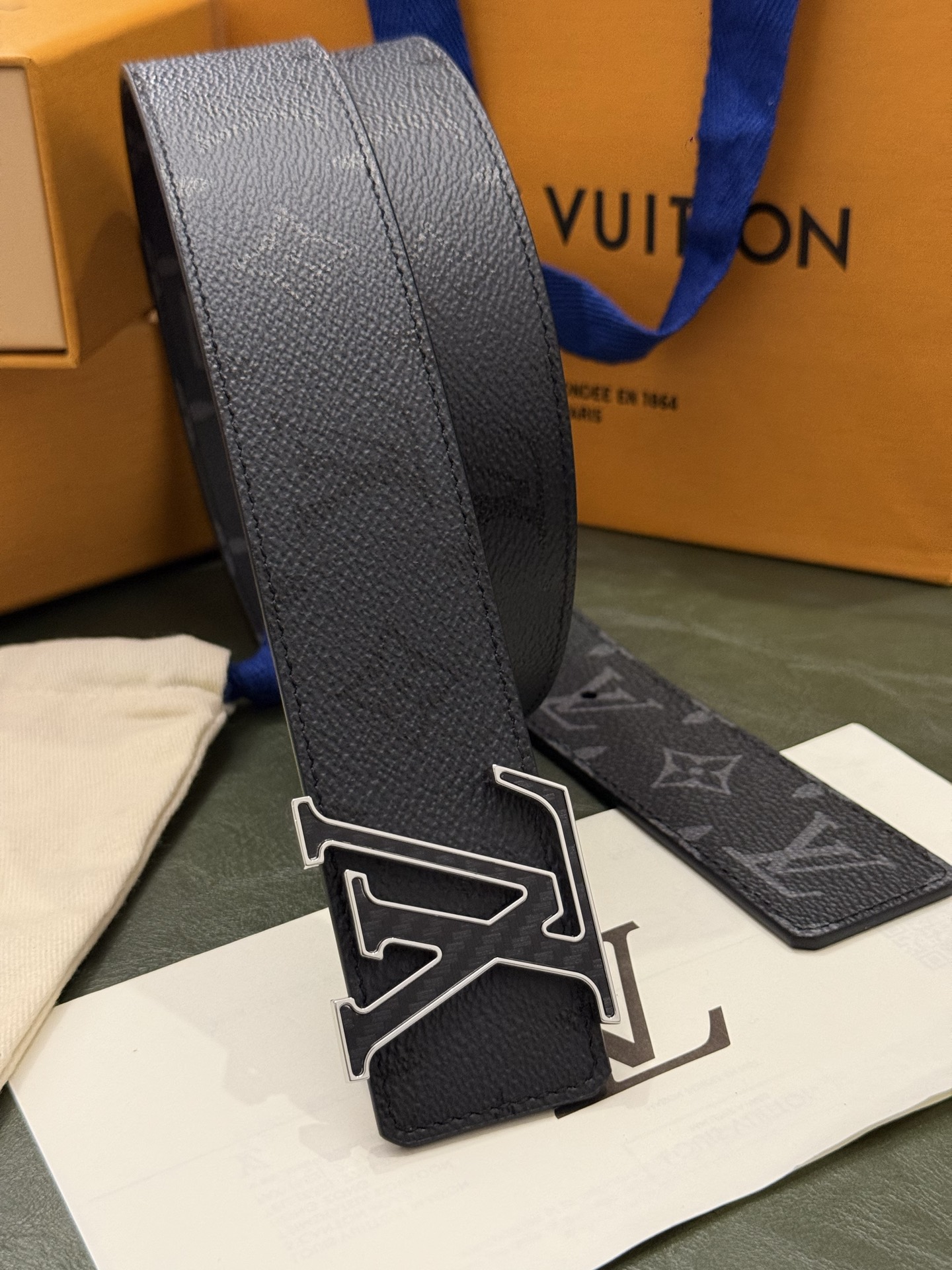 本款 LV Initiales Monogram Midnight 40 毫米双面腰带精妙演绎品牌标识。双面帆布分别晕染