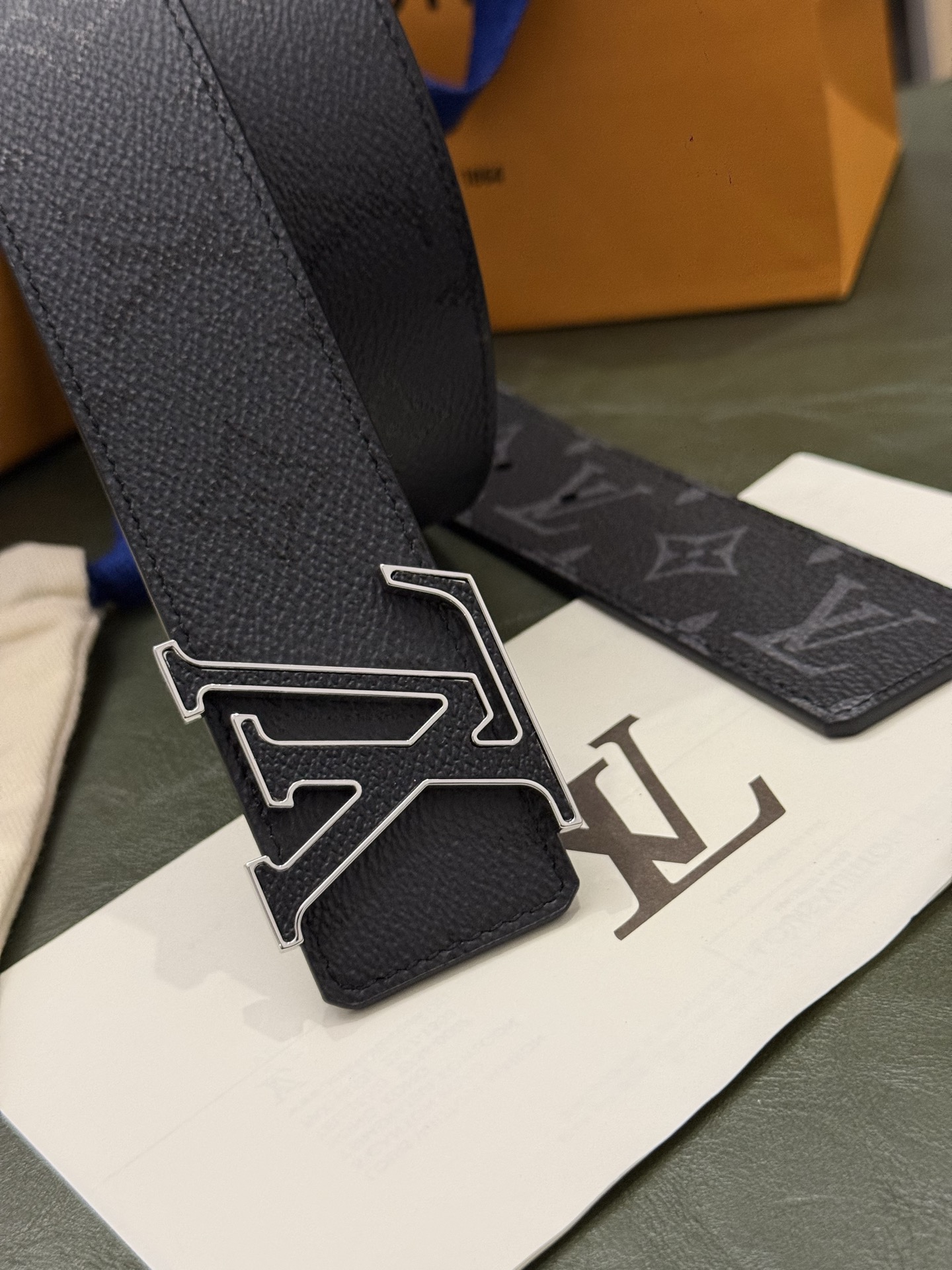 本款 LV Initiales Monogram Midnight 40 毫米双面腰带精妙演绎品牌标识。双面帆布分别晕染
