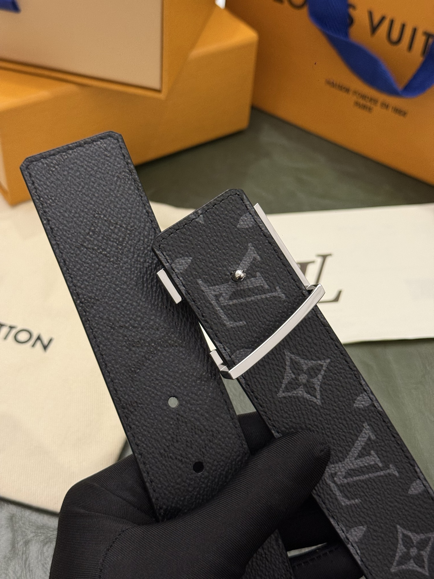本款 LV Initiales Monogram Midnight 40 毫米双面腰带精妙演绎品牌标识。双面帆布分别晕染
