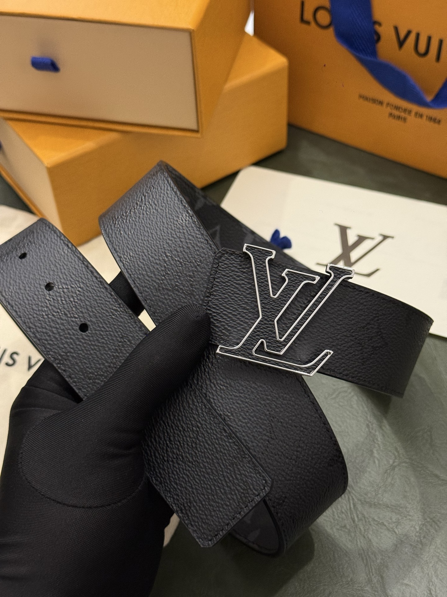 本款 LV Initiales Monogram Midnight 40 毫米双面腰带精妙演绎品牌标识。双面帆布分别晕染 本款 LV Initiales Monogram Midnight 40 毫米双面腰带精妙演绎品牌标识。双面帆布分别晕染