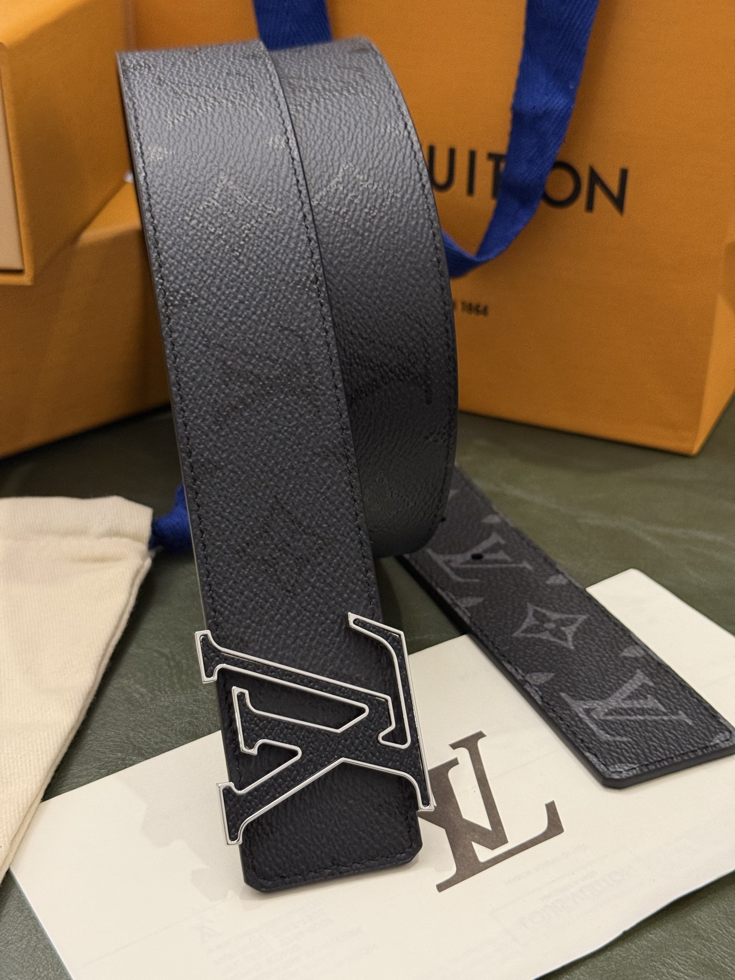 本款 LV Initiales Monogram Midnight 40 毫米双面腰带精妙演绎品牌标识。双面帆布分别晕染