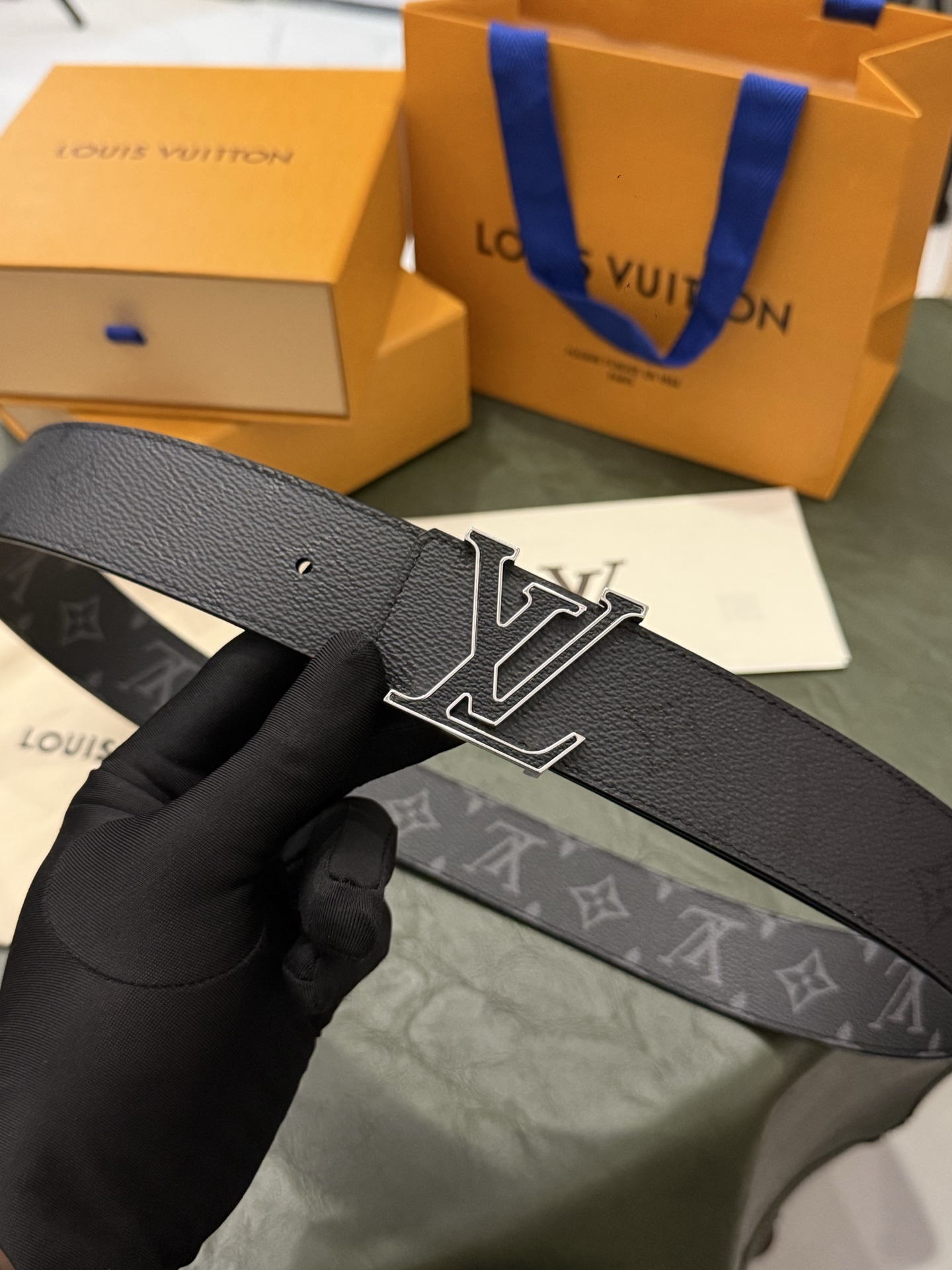 本款 LV Initiales Monogram Midnight 40 毫米双面腰带精妙演绎品牌标识。双面帆布分别晕染