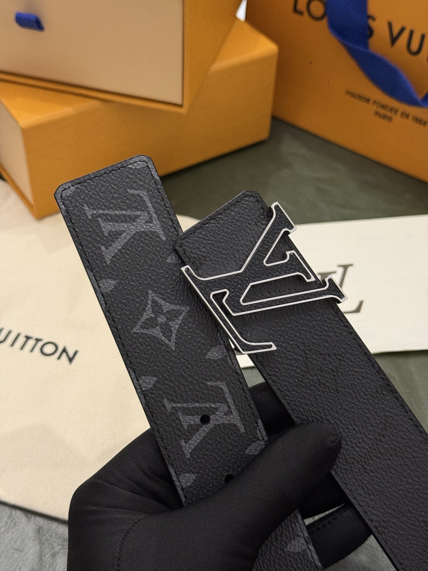 本款 LV Initiales Monogram Midnight 40 毫米双面腰带精妙演绎品牌标识。双面帆布分别晕染