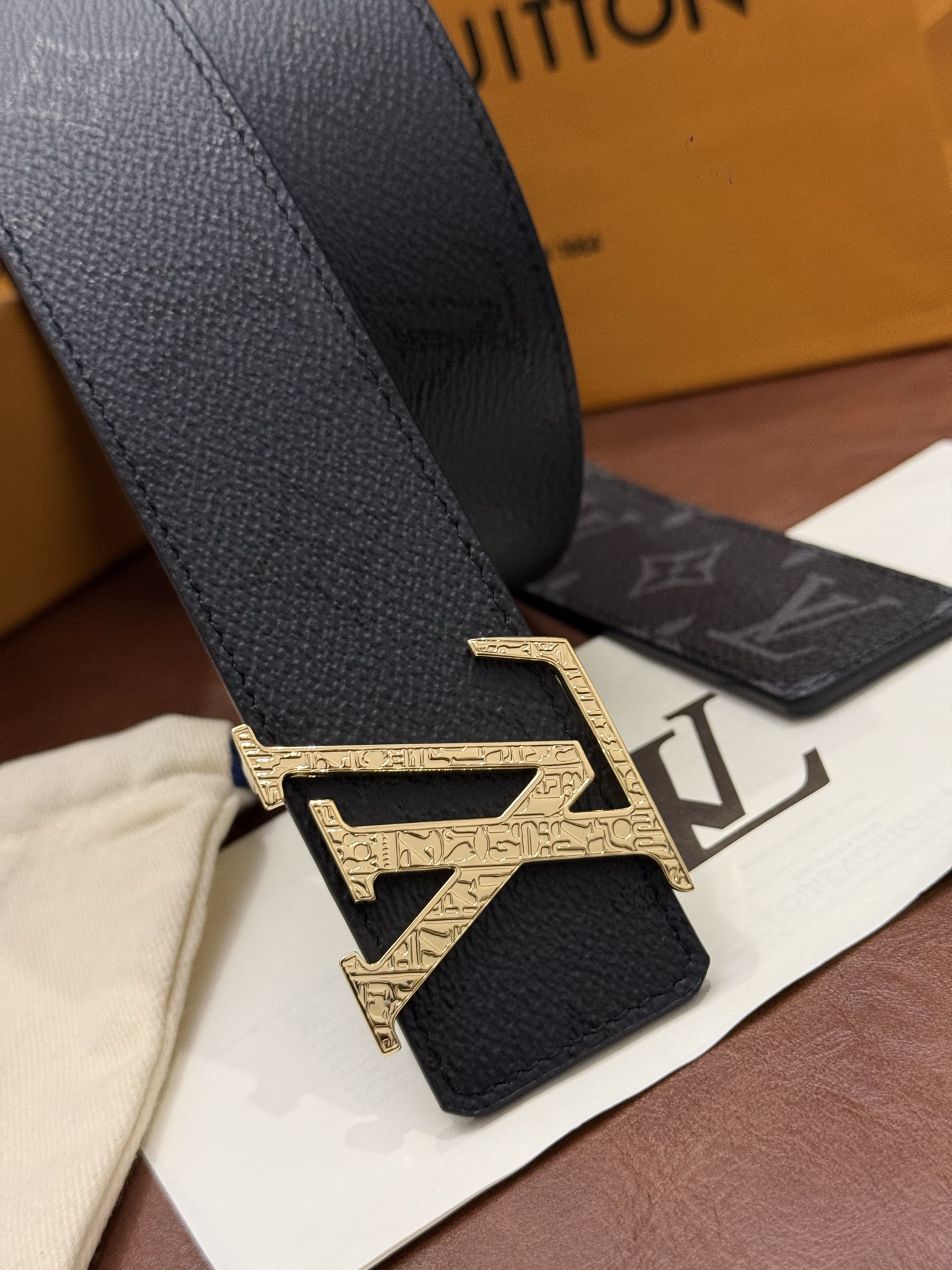 本款 LV Initiales Monogram Midnight 40 毫米双面腰带精妙演绎品牌标识。双面帆布分别晕染
