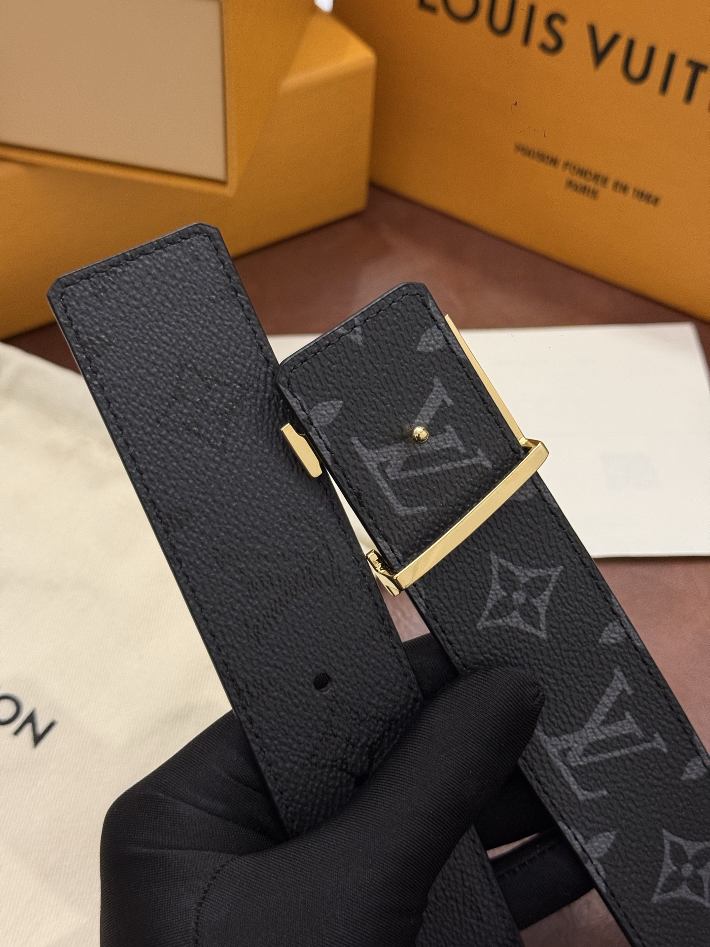 本款 LV Initiales Monogram Midnight 40 毫米双面腰带精妙演绎品牌标识。双面帆布分别晕染