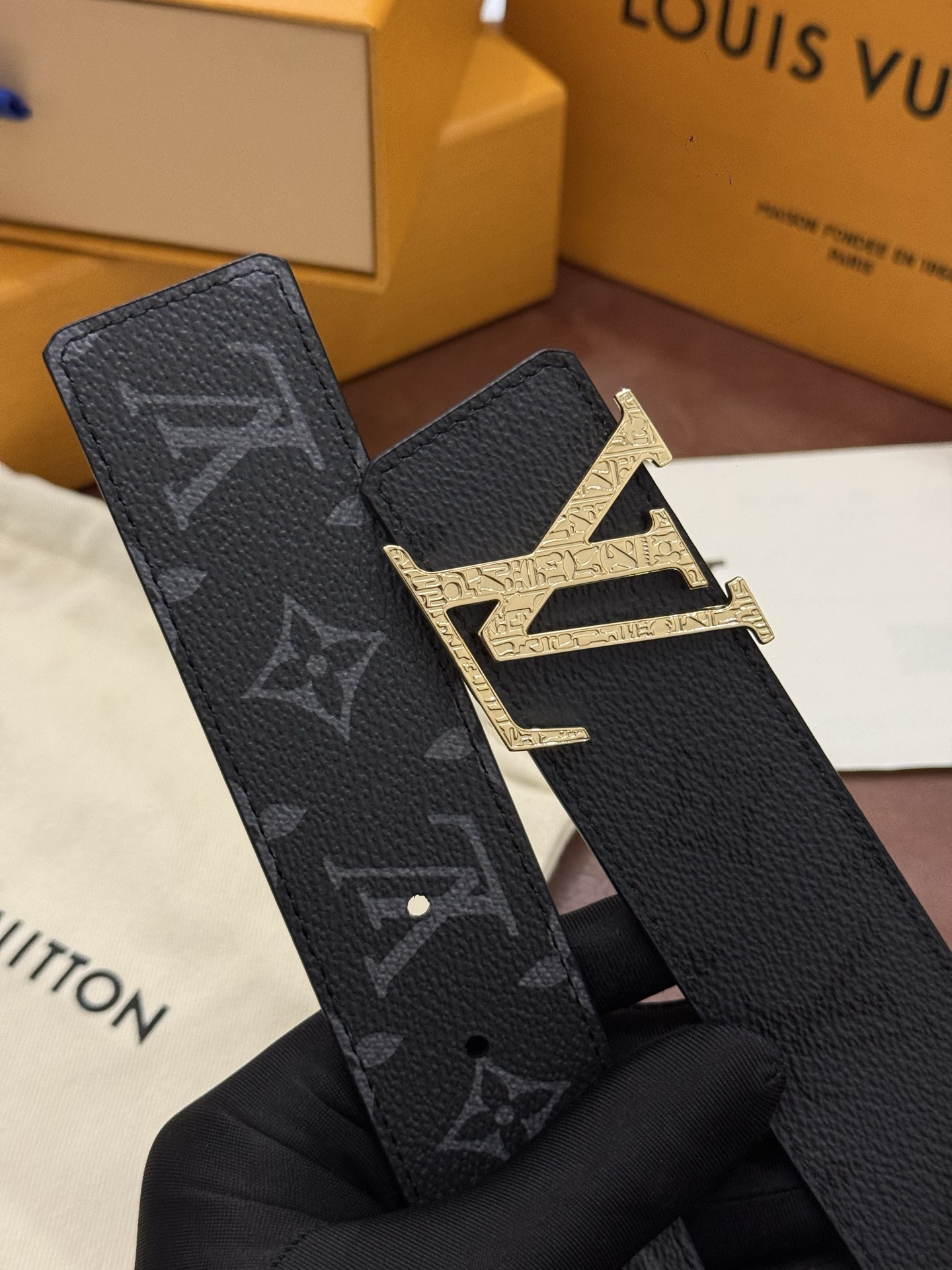 本款 LV Initiales Monogram Midnight 40 毫米双面腰带精妙演绎品牌标识。双面帆布分别晕染