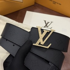 本款 LV Initiales Monogram Midnight 40 毫米双面腰带精妙演绎品牌标识。双面帆布分别晕染 本款 LV Initiales Monogram Midnight 40 毫米双面腰带精妙演绎品牌标识。双面帆布分别晕染