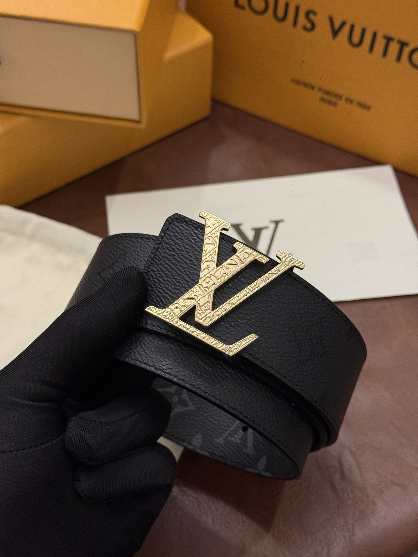 本款 LV Initiales Monogram Midnight 40 毫米双面腰带精妙演绎品牌标识。双面帆布分别晕染