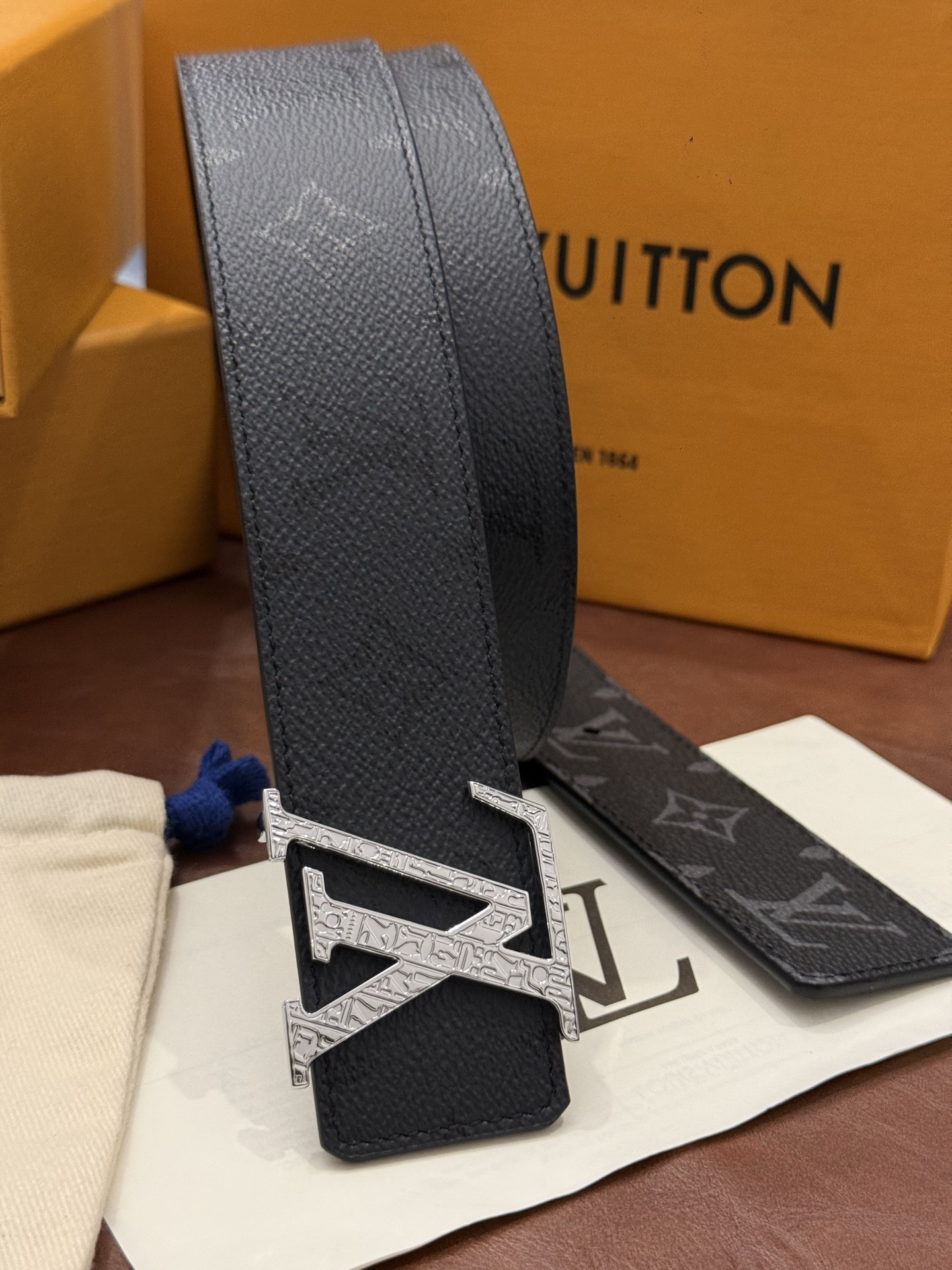 本款 LV Initiales Monogram Midnight 40 毫米双面腰带精妙演绎品牌标识。双面帆布分别晕染