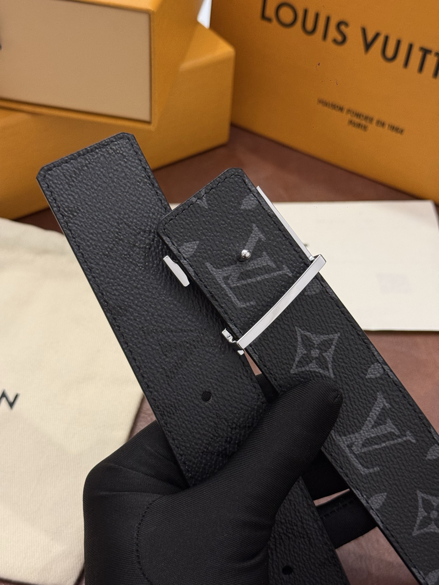 本款 LV Initiales Monogram Midnight 40 毫米双面腰带精妙演绎品牌标识。双面帆布分别晕染