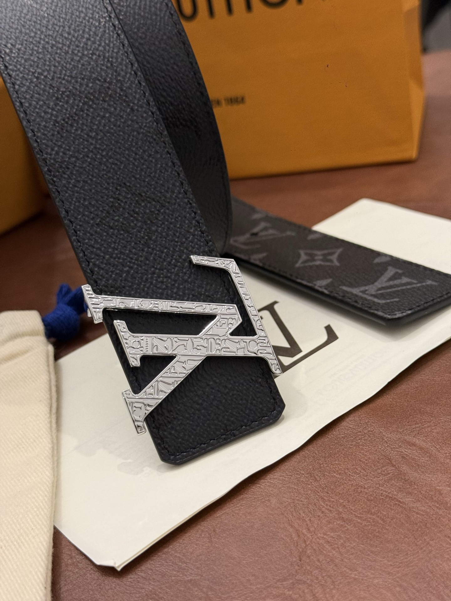 本款 LV Initiales Monogram Midnight 40 毫米双面腰带精妙演绎品牌标识。双面帆布分别晕染