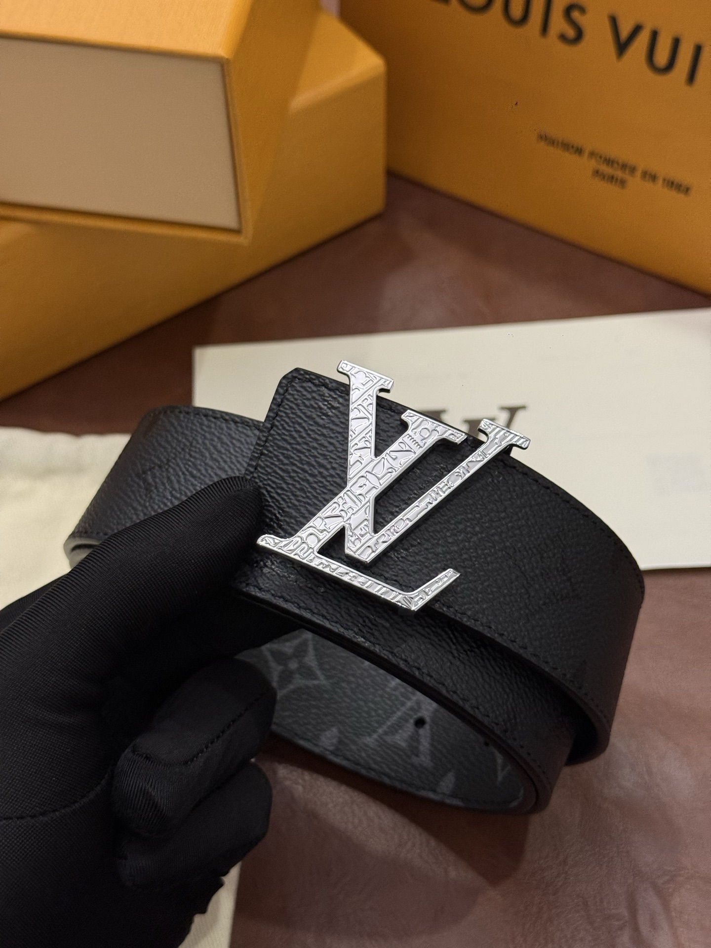 本款 LV Initiales Monogram Midnight 40 毫米双面腰带精妙演绎品牌标识。双面帆布分别晕染