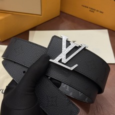 本款 LV Initiales Monogram Midnight 40 毫米双面腰带精妙演绎品牌标识。双面帆布分别晕染 本款 LV Initiales Monogram Midnight 40 毫米双面腰带精妙演绎品牌标识。双面帆布分别晕染