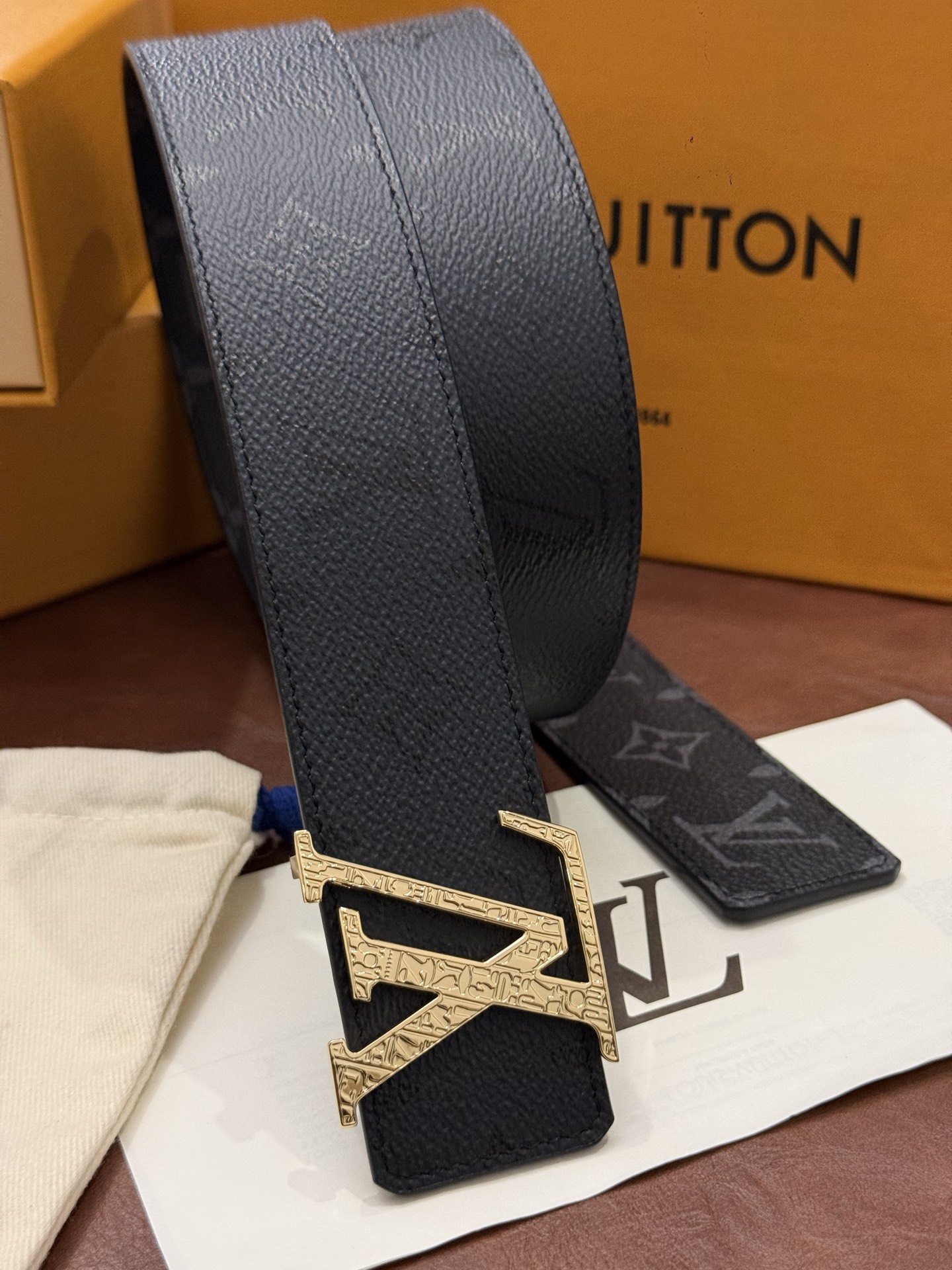 本款 LV Initiales Monogram Midnight 40 毫米双面腰带精妙演绎品牌标识。双面帆布分别晕染