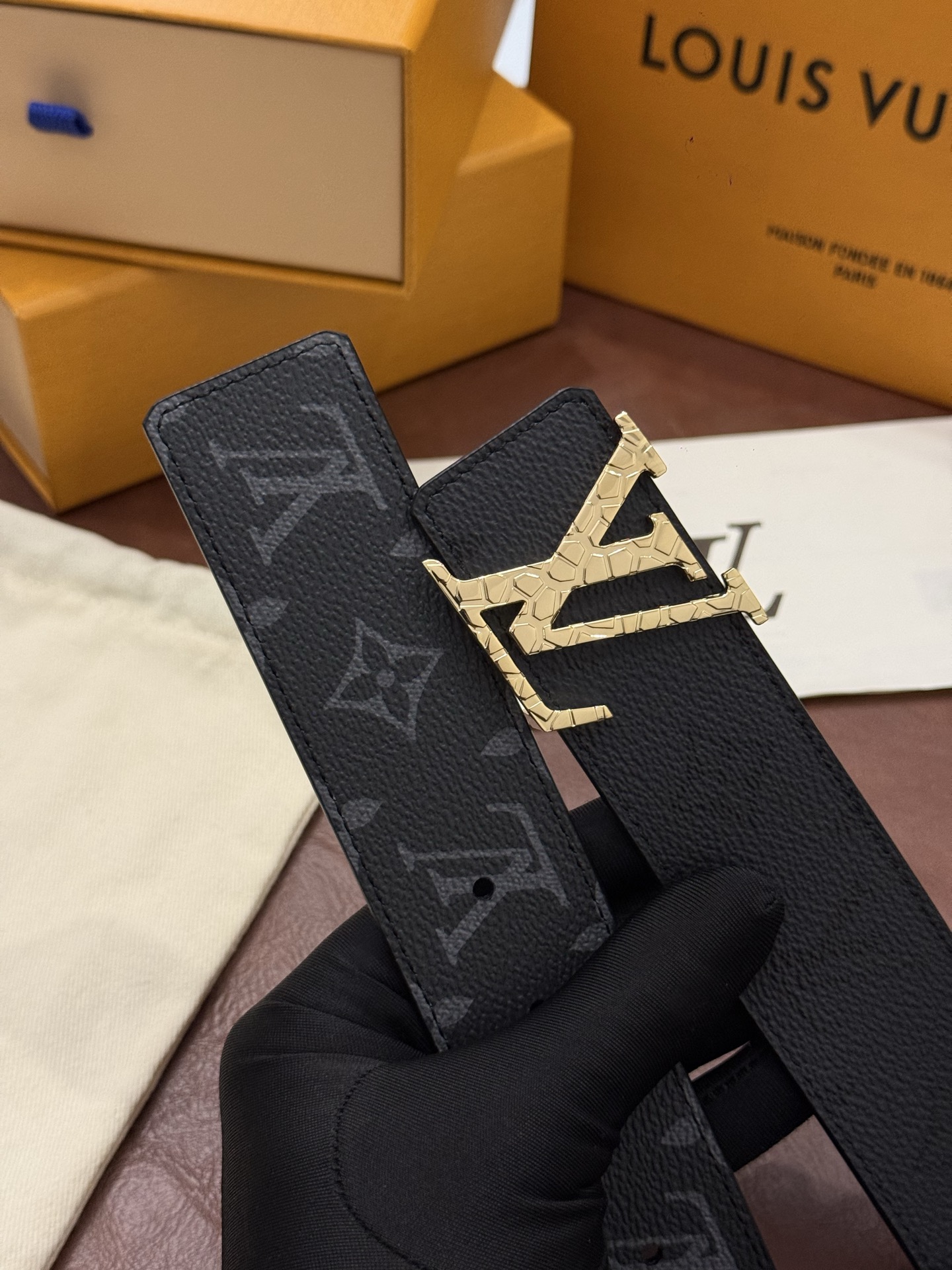 本款 LV Initiales Monogram Midnight 40 毫米双面腰带精妙演绎品牌标识。双面帆布分别晕染