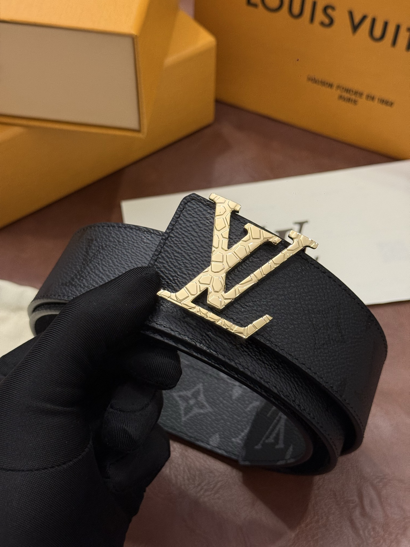本款 LV Initiales Monogram Midnight 40 毫米双面腰带精妙演绎品牌标识。双面帆布分别晕染