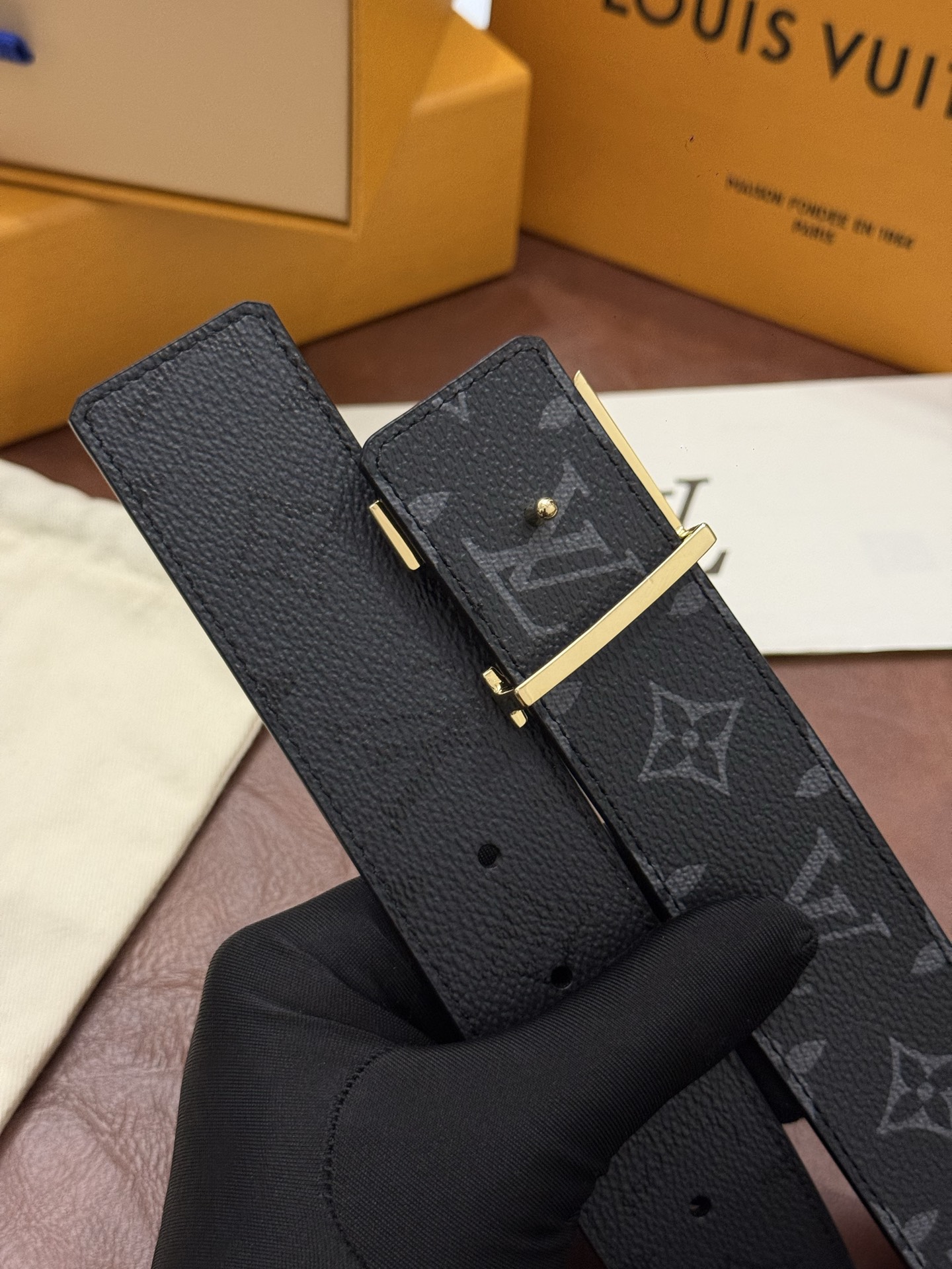 本款 LV Initiales Monogram Midnight 40 毫米双面腰带精妙演绎品牌标识。双面帆布分别晕染