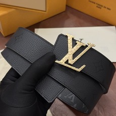 本款 LV Initiales Monogram Midnight 40 毫米双面腰带精妙演绎品牌标识。双面帆布分别晕染 本款 LV Initiales Monogram Midnight 40 毫米双面腰带精妙演绎品牌标识。双面帆布分别晕染