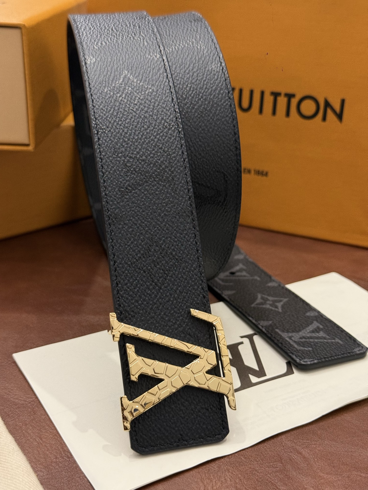 本款 LV Initiales Monogram Midnight 40 毫米双面腰带精妙演绎品牌标识。双面帆布分别晕染