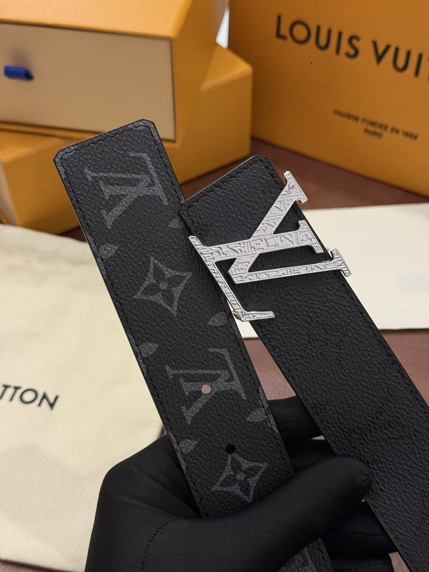 本款 LV Initiales Monogram Midnight 40 毫米双面腰带精妙演绎品牌标识。双面帆布分别晕染