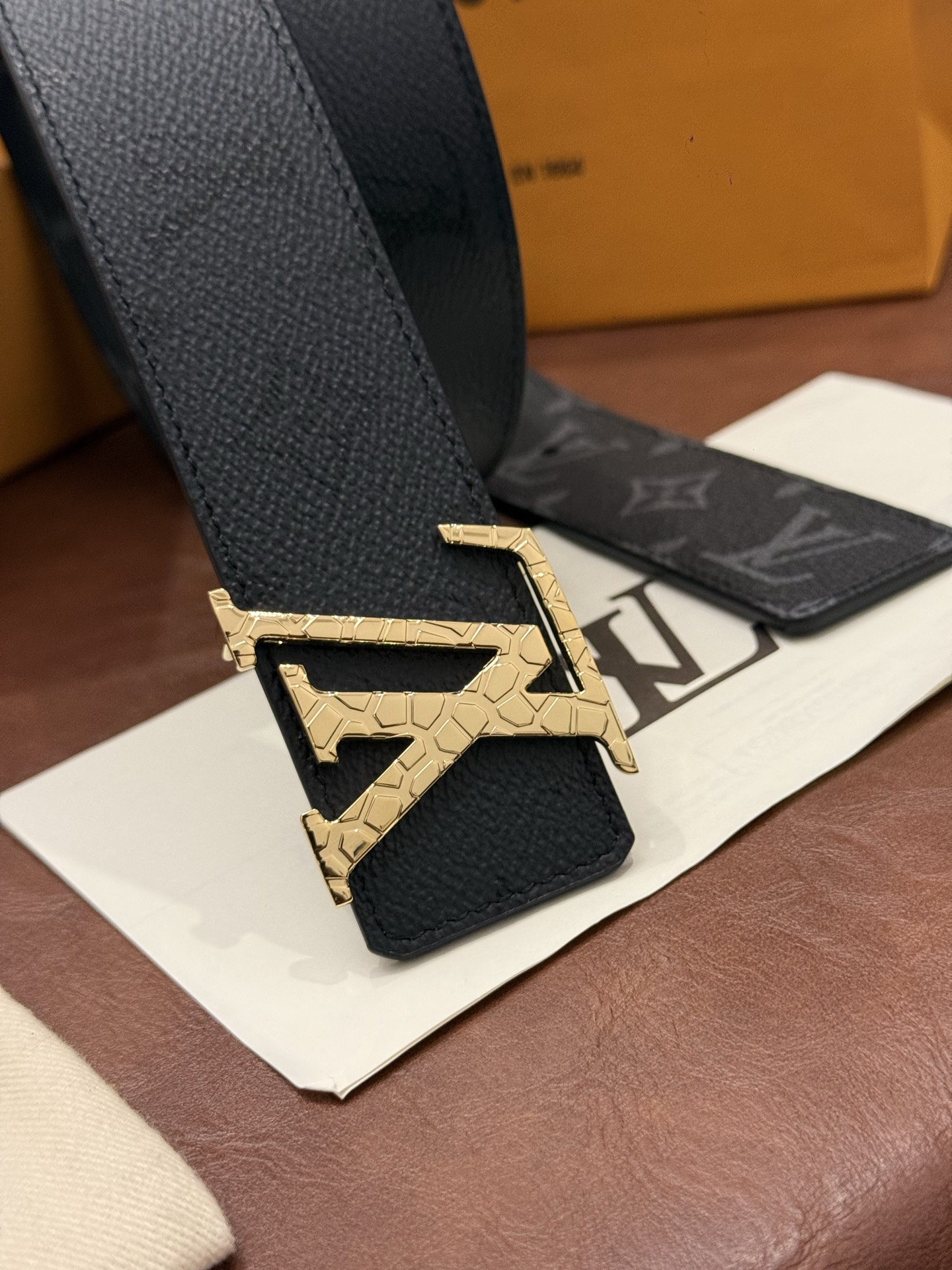 本款 LV Initiales Monogram Midnight 40 毫米双面腰带精妙演绎品牌标识。双面帆布分别晕染