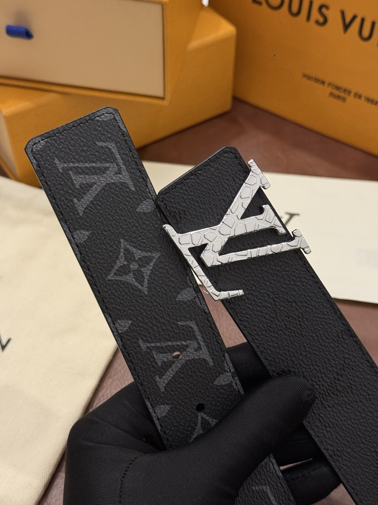 本款 LV Initiales Monogram Midnight 40 毫米双面腰带精妙演绎品牌标识。双面帆布分别晕染