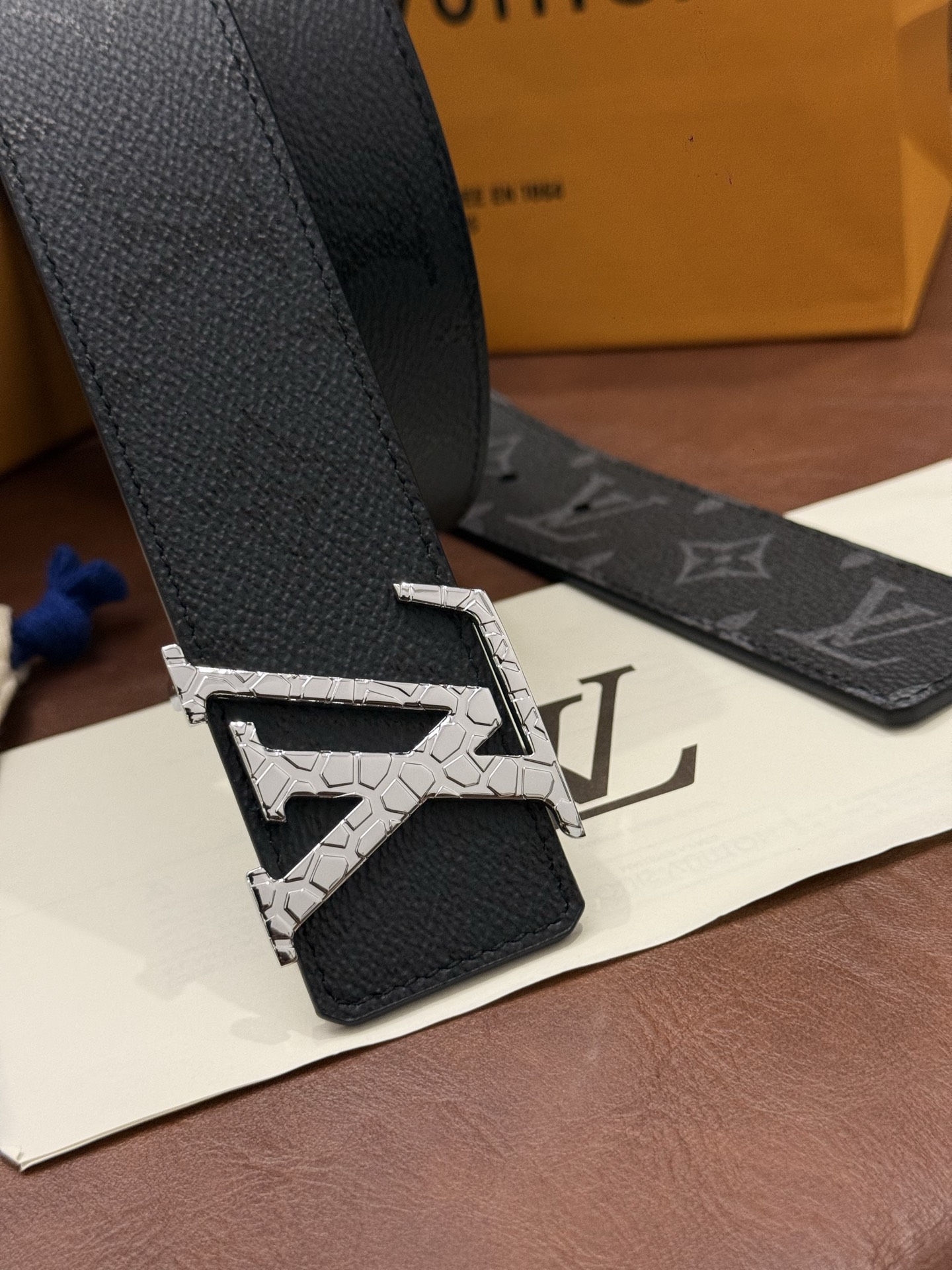 本款 LV Initiales Monogram Midnight 40 毫米双面腰带精妙演绎品牌标识。双面帆布分别晕染