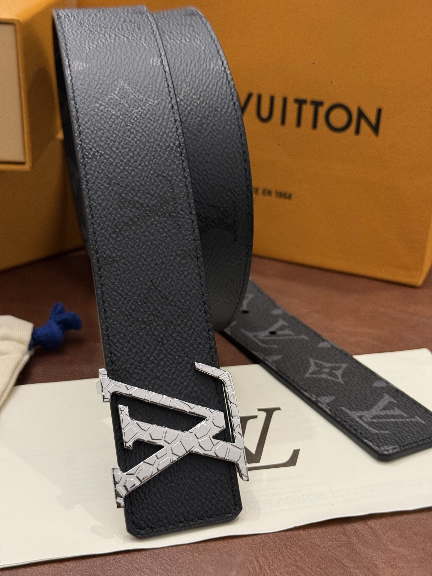 本款 LV Initiales Monogram Midnight 40 毫米双面腰带精妙演绎品牌标识。双面帆布分别晕染