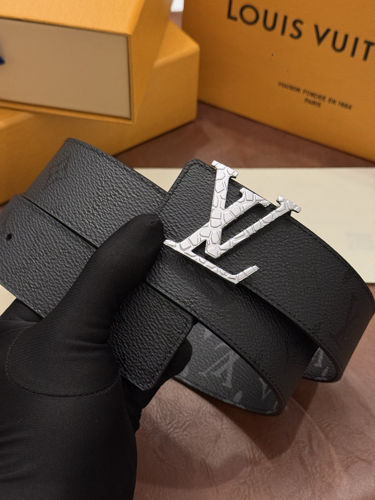 本款 LV Initiales Monogram Midnight 40 毫米双面腰带精妙演绎品牌标识。双面帆布分别晕染 本款 LV Initiales Monogram Midnight 40 毫米双面腰带精妙演绎品牌标识。双面帆布分别晕染