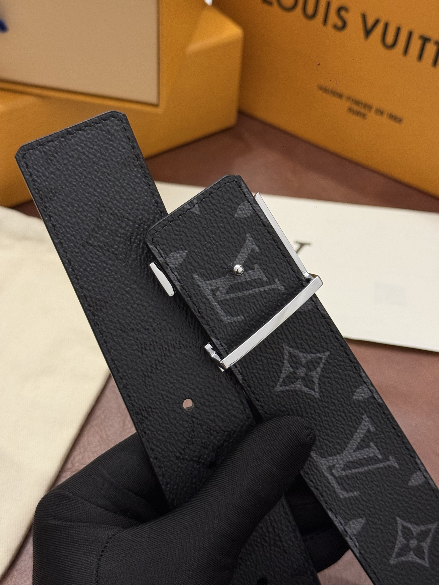 本款 LV Initiales Monogram Midnight 40 毫米双面腰带精妙演绎品牌标识。双面帆布分别晕染