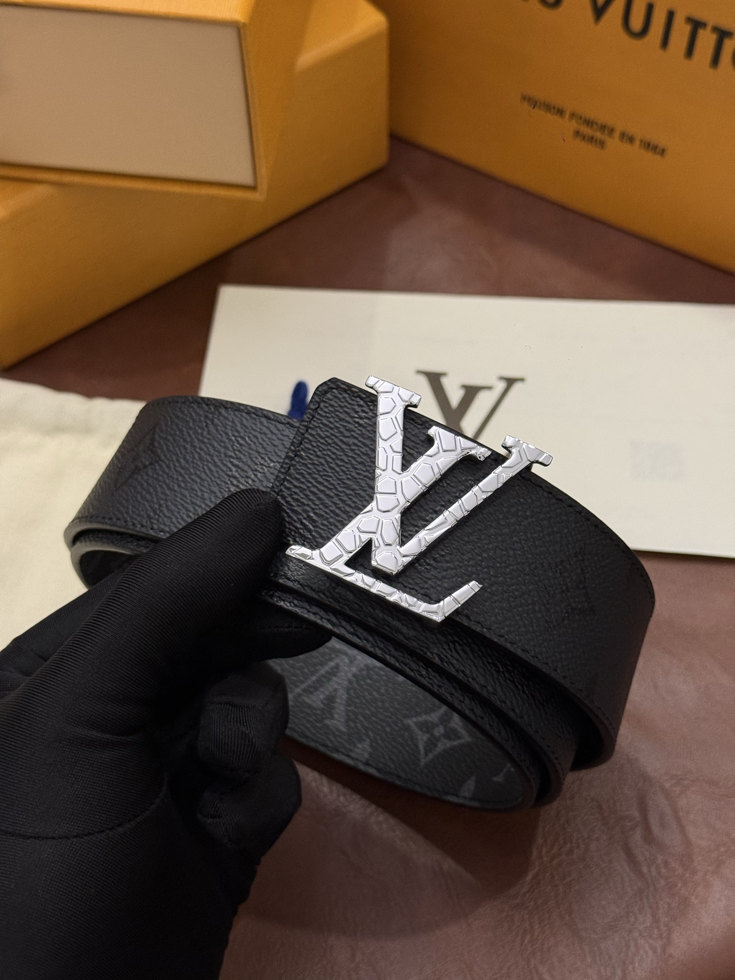 本款 LV Initiales Monogram Midnight 40 毫米双面腰带精妙演绎品牌标识。双面帆布分别晕染