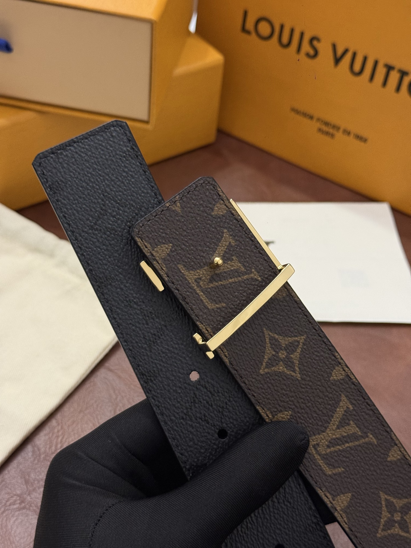 本款 LV Initiales Monogram Midnight 40 毫米双面腰带精妙演绎品牌标识。双面帆布分别晕染