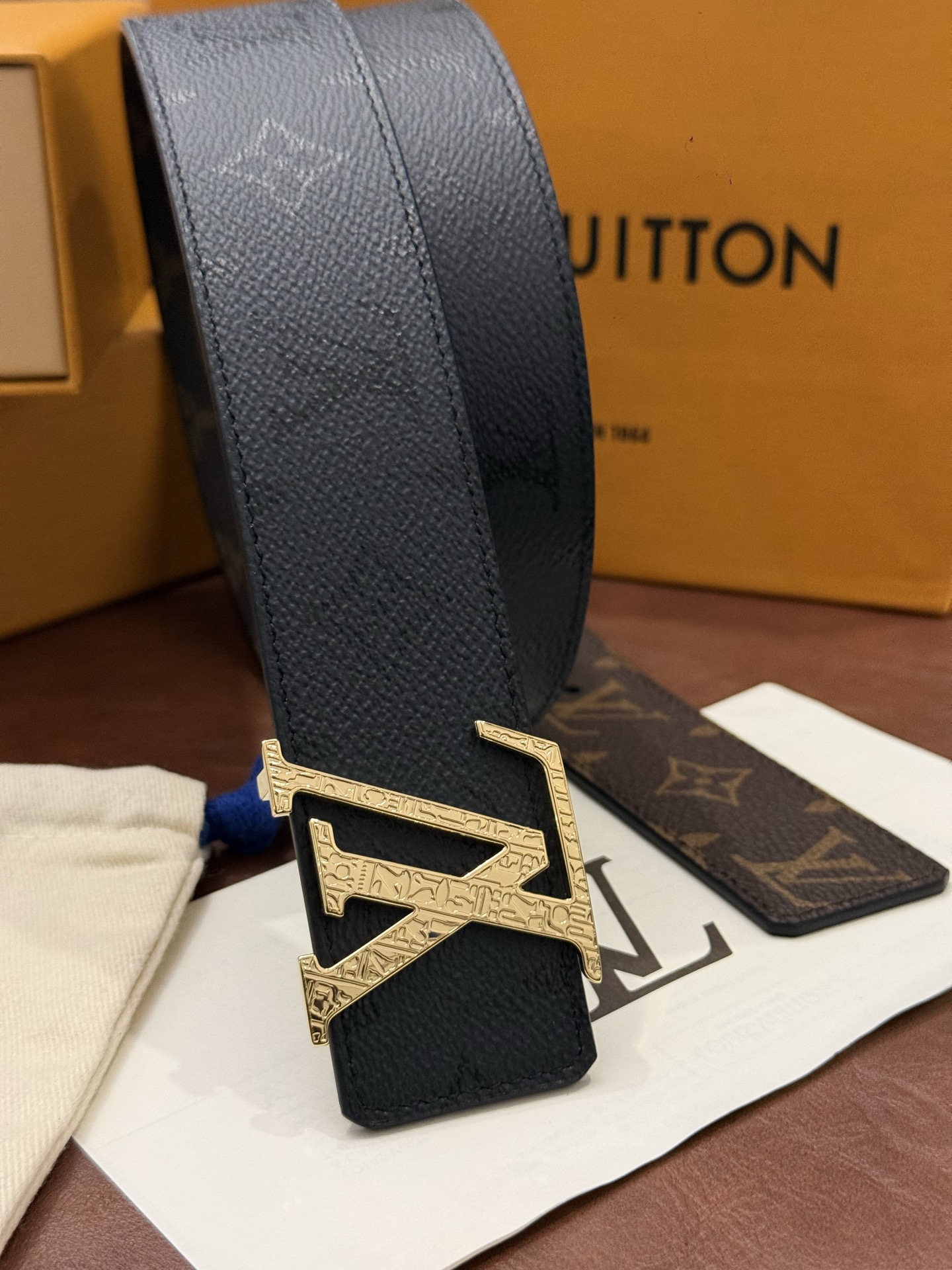 本款 LV Initiales Monogram Midnight 40 毫米双面腰带精妙演绎品牌标识。双面帆布分别晕染