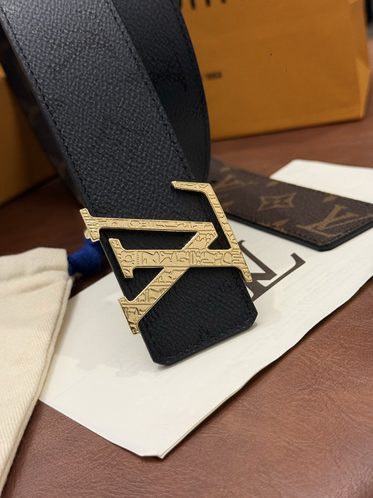 本款 LV Initiales Monogram Midnight 40 毫米双面腰带精妙演绎品牌标识。双面帆布分别晕染