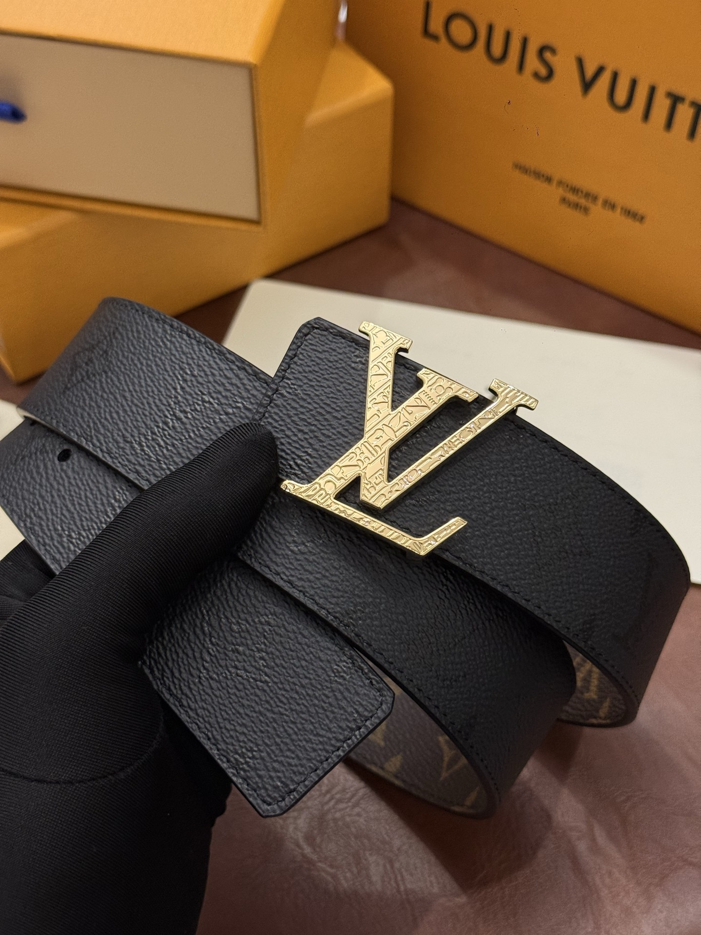 本款 LV Initiales Monogram Midnight 40 毫米双面腰带精妙演绎品牌标识。双面帆布分别晕染 本款 LV Initiales Monogram Midnight 40 毫米双面腰带精妙演绎品牌标识。双面帆布分别晕染