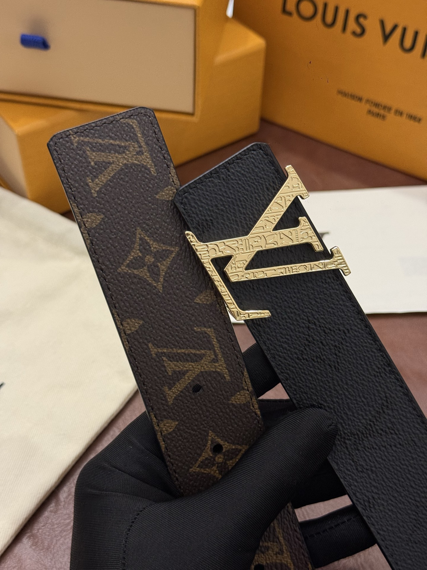 本款 LV Initiales Monogram Midnight 40 毫米双面腰带精妙演绎品牌标识。双面帆布分别晕染