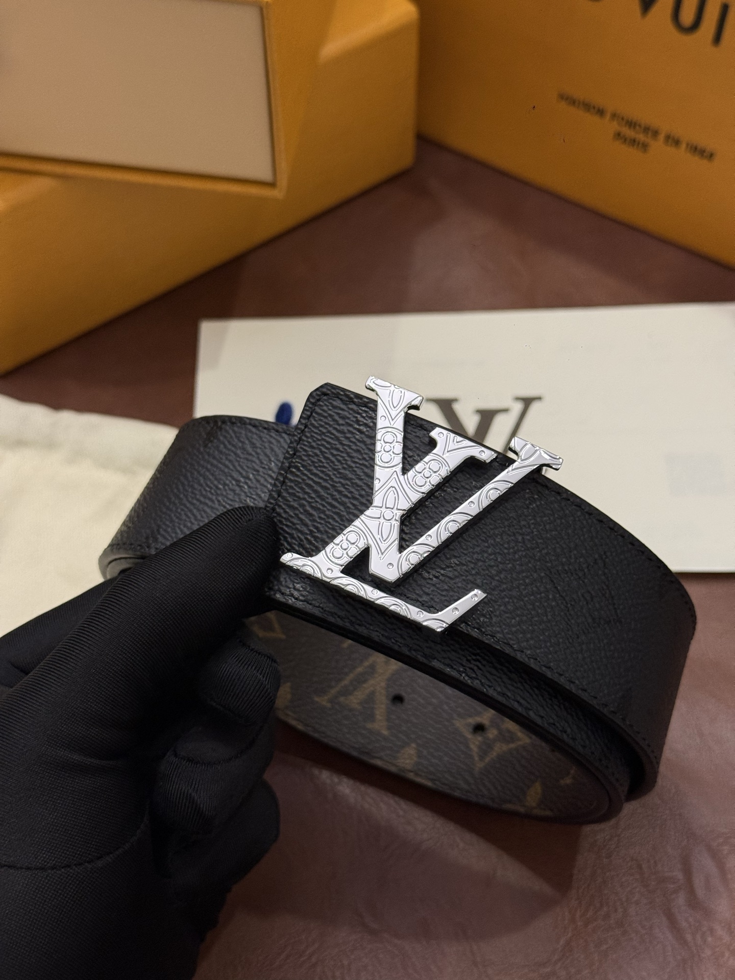 本款 LV Initiales Monogram Midnight 40 毫米双面腰带精妙演绎品牌标识。双面帆布分别晕染