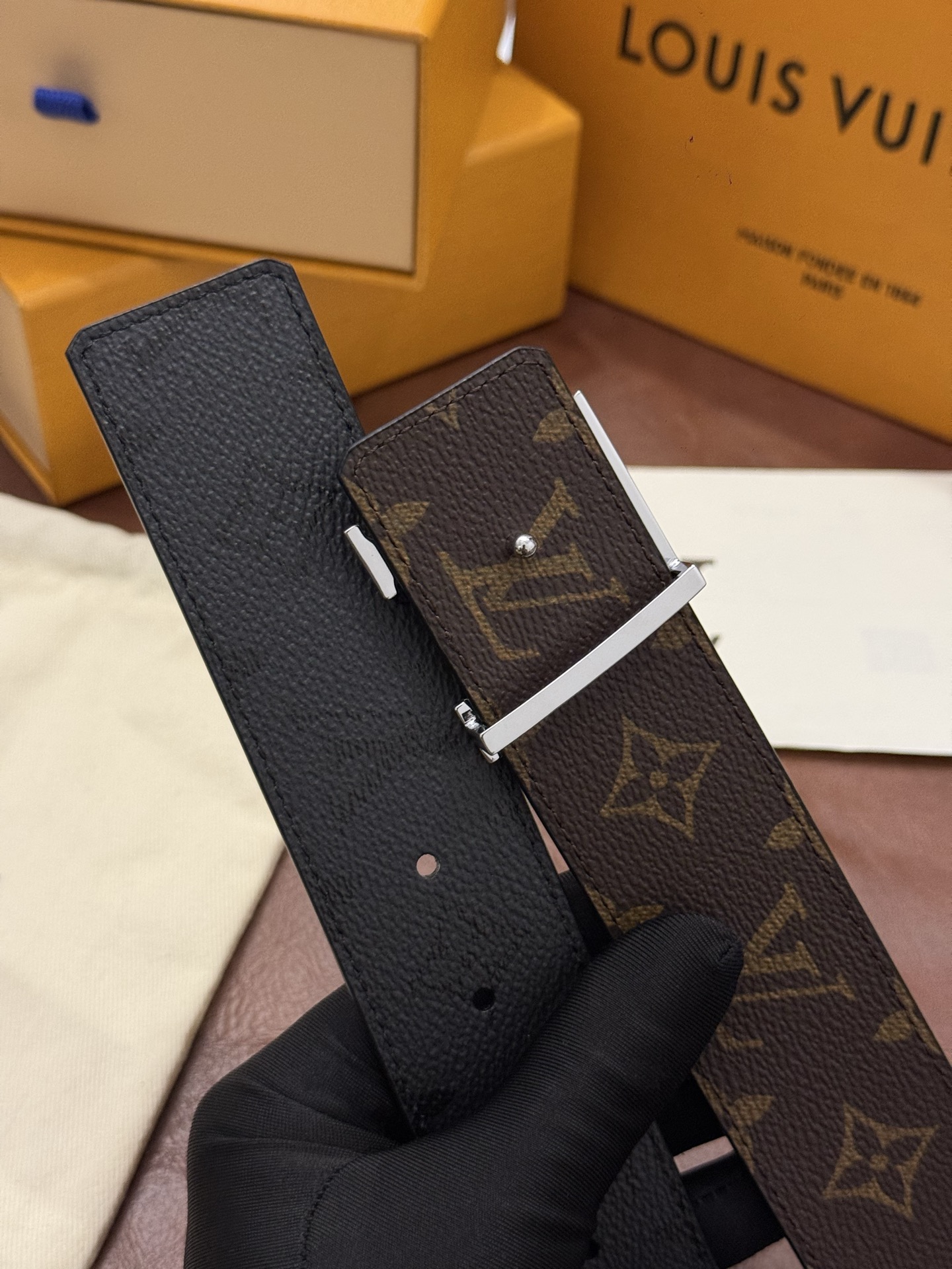 本款 LV Initiales Monogram Midnight 40 毫米双面腰带精妙演绎品牌标识。双面帆布分别晕染
