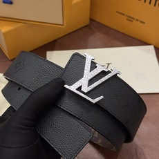 本款 LV Initiales Monogram Midnight 40 毫米双面腰带精妙演绎品牌标识。双面帆布分别晕染 本款 LV Initiales Monogram Midnight 40 毫米双面腰带精妙演绎品牌标识。双面帆布分别晕染