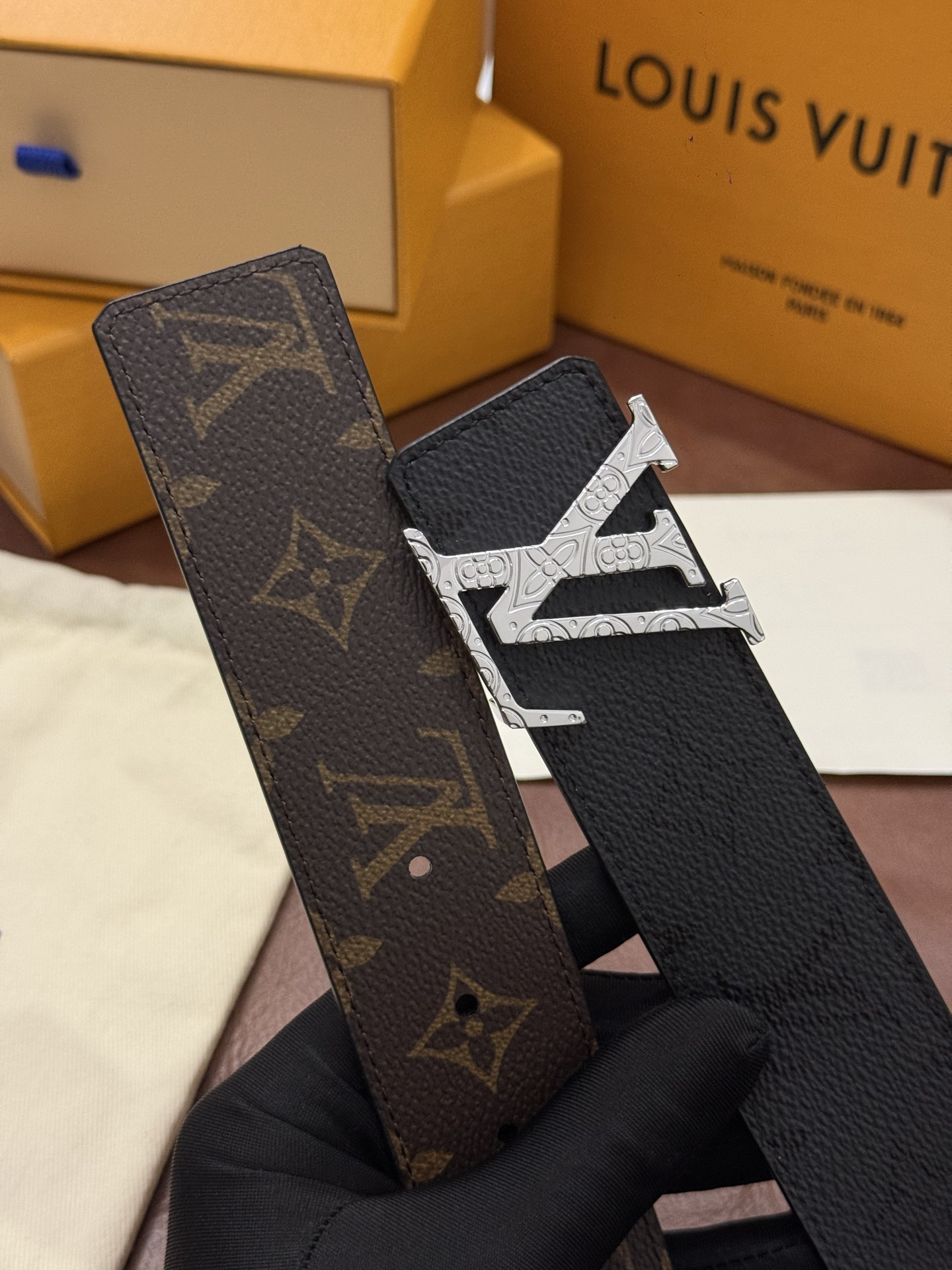 本款 LV Initiales Monogram Midnight 40 毫米双面腰带精妙演绎品牌标识。双面帆布分别晕染