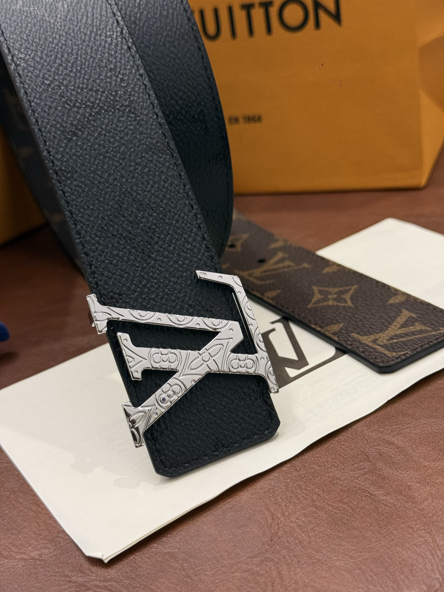 本款 LV Initiales Monogram Midnight 40 毫米双面腰带精妙演绎品牌标识。双面帆布分别晕染