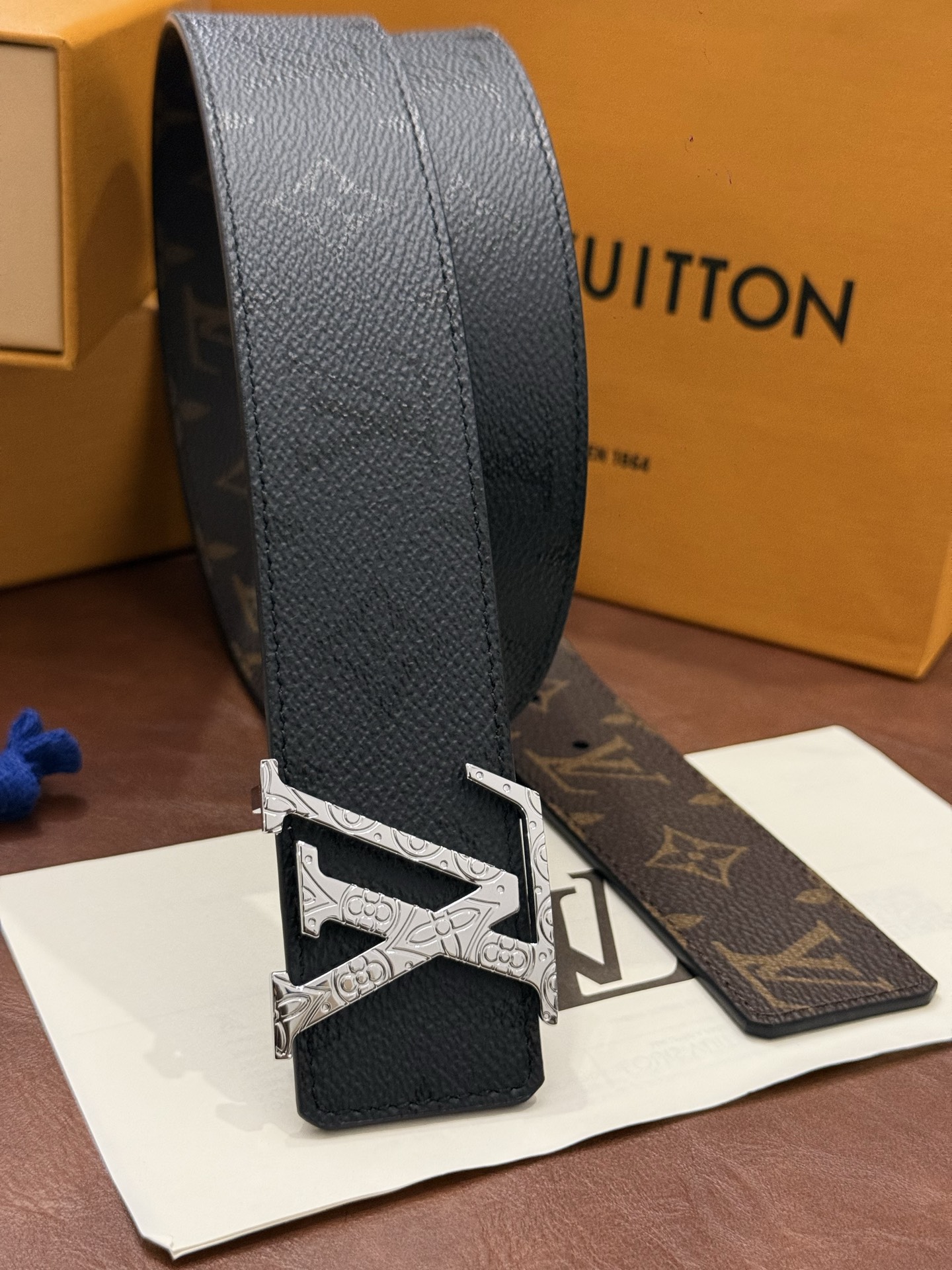 本款 LV Initiales Monogram Midnight 40 毫米双面腰带精妙演绎品牌标识。双面帆布分别晕染