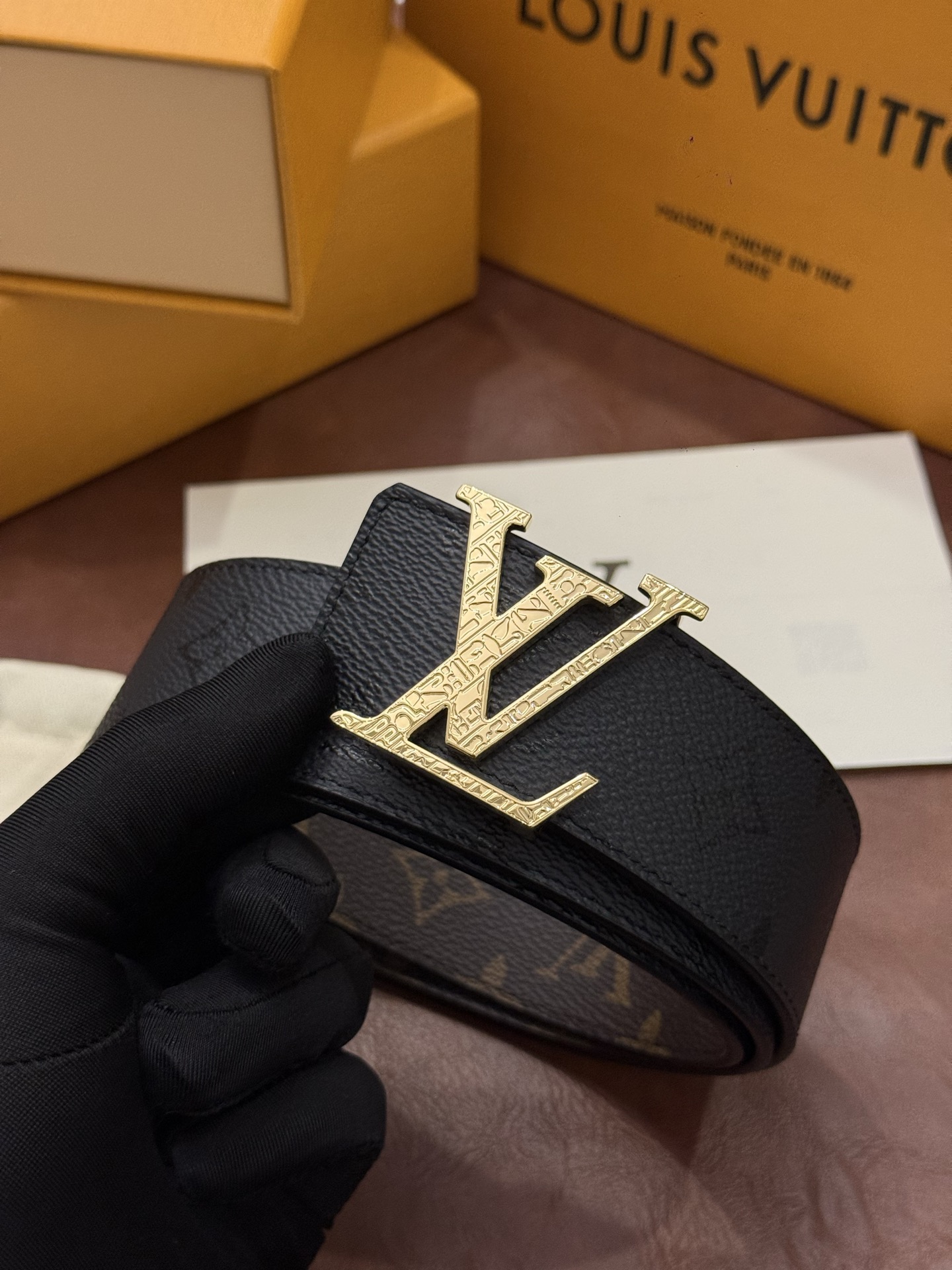 本款 LV Initiales Monogram Midnight 40 毫米双面腰带精妙演绎品牌标识。双面帆布分别晕染