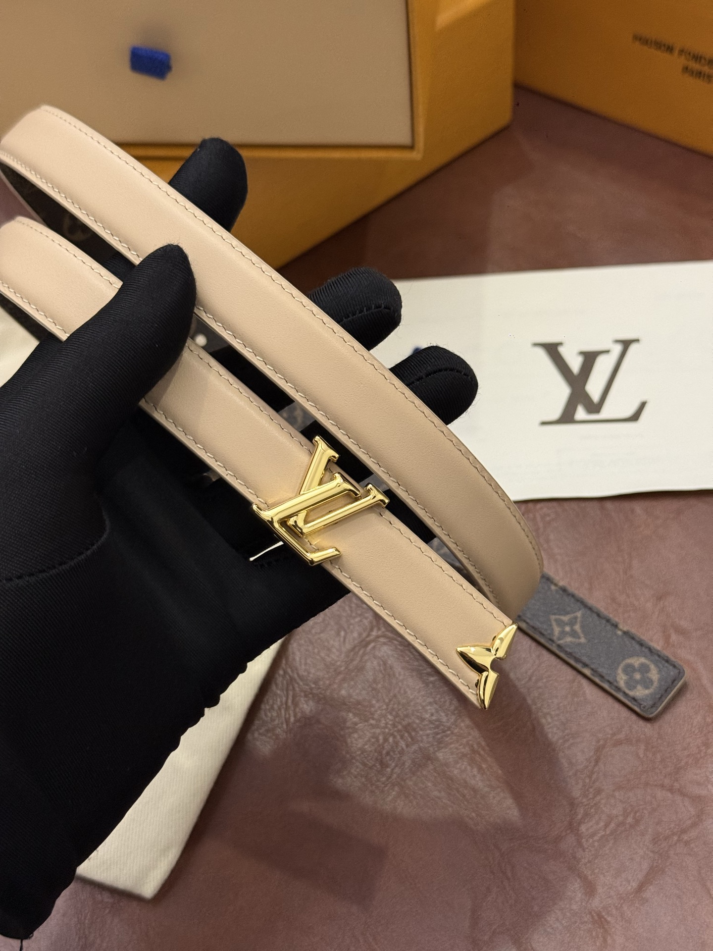 这款精致的 LV 腰带以闪耀的金色金属双饰彰显品牌精湛工艺。LV 首字母搭扣搭配精心切割的蒙娜丽莎花卉造型尾端。可翻转设